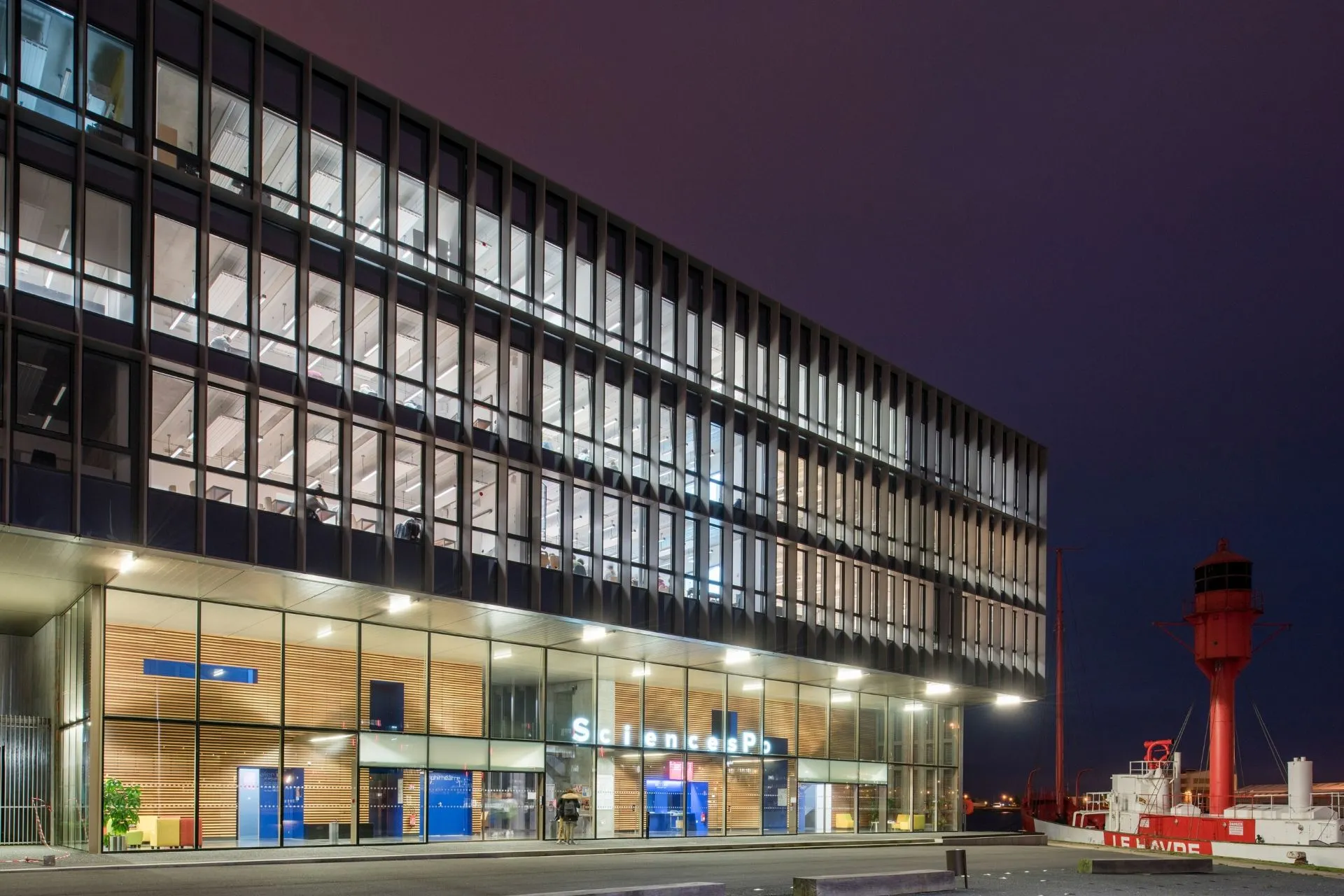 Le Havre campus at night.