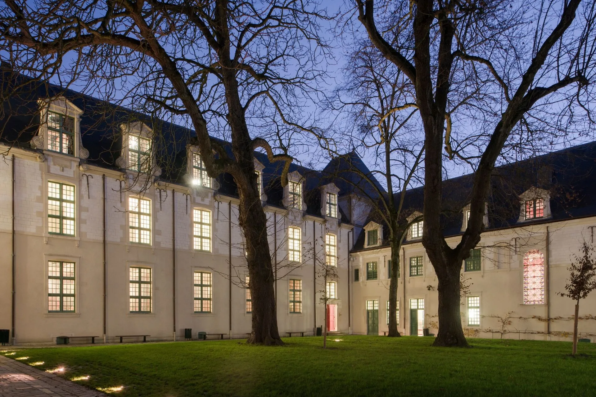 Reims campus at night